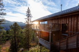 un edificio con un balcón con el sol brillando en él en Alpenpark Turrach by ALPS RESORTS, en Turracher Höhe