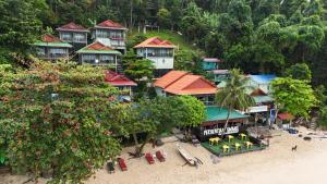 uma vista aérea de um resort numa praia em Perhentian Chomel Chalet em Ilhas Perhentian