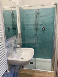 La salle de bains est pourvue d'un lavabo et d'une douche en verre. dans l'établissement Maison Country B&B, à Bologne