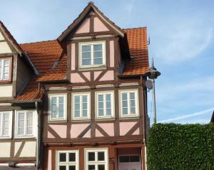 een bruin en wit huis met witte ramen bij Ferienhaus Rosa Blume in Hannoversch Münden