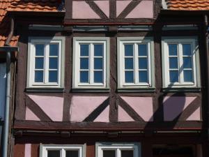 een vakwerkhuis met witte ramen op een gebouw bij Ferienhaus Rosa Blume in Hannoversch Münden