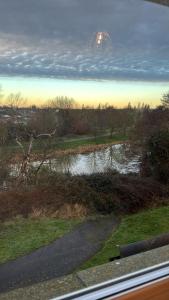 コルチェスターにあるRiverviewの窓から川の景色を望めます。