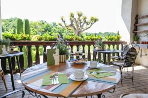 einen Tisch und Stühle auf einer Terrasse mit Gartenblick in der Unterkunft Corte Vallio in Desenzano del Garda