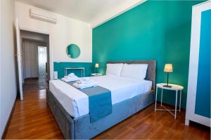 a bedroom with a large bed with a green wall at Domus Otto in Rome