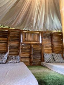 um quarto com 2 camas numa tenda em Balay Jardin Murcia 