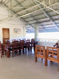 uma sala de jantar com uma mesa e cadeiras de madeira em Balay Jardin Murcia 