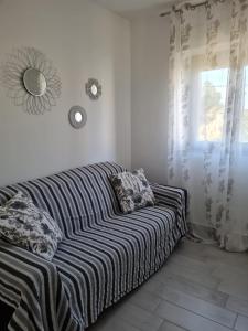 uma sala de estar com um sofá e uma janela em Casa vacanze Hoffman em Caltagirone