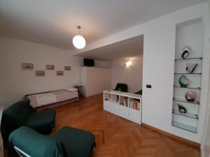 Televízia a/alebo spoločenská miestnosť v ubytovaní Maison Giolitti