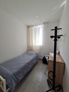 um quarto com uma cama e uma cruz no chão em Casa vacanze Hoffman em Caltagirone