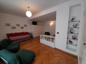 uma sala de estar com um sofá e uma mesa em Maison Giolitti em Turim