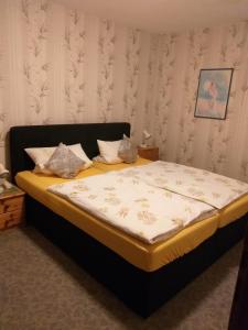 a bed in a bedroom with a yellow mattress at Ferienwohnung Gohlke in Kamschlacken