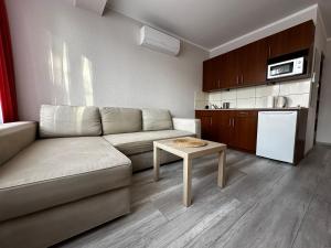 sala de estar con sofá y mesa en Kompleks Apartament-Serwis, en Cracovia