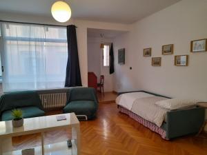 - un salon avec un lit et un canapé dans l'établissement Maison Giolitti, à Turin