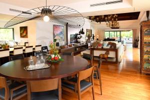 - une salle à manger et un salon avec une table et des chaises dans l'établissement Villa Kaz' Grenadine, à Bel Ombre