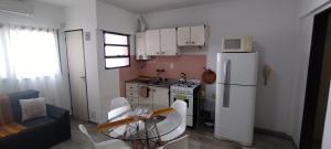 een kleine keuken met een witte koelkast en een tafel bij Centro de Rosario Departamento de 1 habitación in Rosario