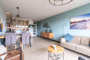 un soggiorno con divano e tavolo di Appartementencomplex Juliana 44 a De Koog