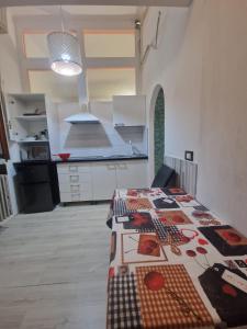 una cocina con una mesa con un edredón en ARCOBALENO by DIMORA CHIC, en Novara