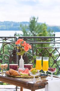 una mesa con comida y dos vasos de cerveza en Hotel Solar Palace SPA & Wellness en Mrągowo