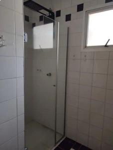 a shower with a glass door in a bathroom at Apartamento no Centro de Campo Grande in Campo Grande