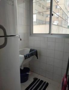 a bathroom with a sink and a window in it at Apartamento no Centro de Campo Grande in Campo Grande