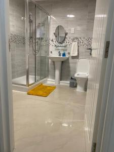 マンチェスターにあるRusholme Roomsのバスルーム(シャワー、洗面台、トイレ付)