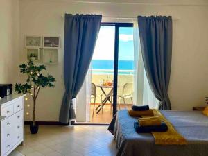 um quarto com uma cama e vista para o oceano em Apartment Vista Mar Piscina Albufeira em Albufeira