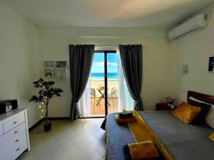 um quarto com uma cama e vista para o oceano em Apartment Vista Mar Piscina Albufeira em Albufeira