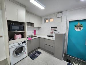een keuken met een wasmachine en een wasmachine bij LaonHajae in Seoul