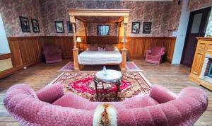 Posteľ alebo postele v izbe v ubytovaní Laitse castle