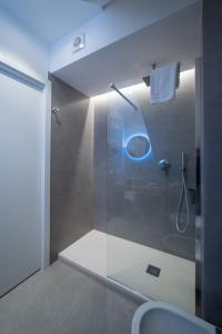 un bagno con doccia con porta in vetro di TaoEtna Guest House, Taormina a Taormina Altre 59 foto