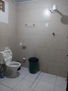 a bathroom with a toilet and a trash can at Kitnet Arretada São João in Campina Grande +4 photos
