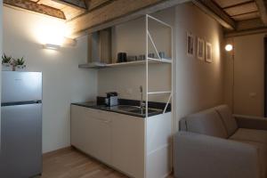 eine kleine Küche mit einer Theke und einem Kühlschrank in der Unterkunft Verona Design in Verona