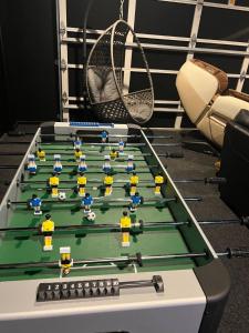 uma mesa com bolas de futebol em cima em Luxury Spa, Outdoor Fireplace & Games Room - Sleeps 10, 18 mins from CHC Airport em Prebbleton