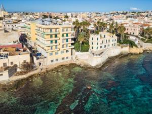 eine Luftansicht einer Stadt mit Gebäuden und Wasser in der Unterkunft MarLove Siracusa - Stunning Views & Private Sea Access in Syrakus