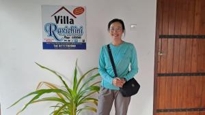 Villa Ravichini في بولوناروا: امرأة تقف بجانب الزرع