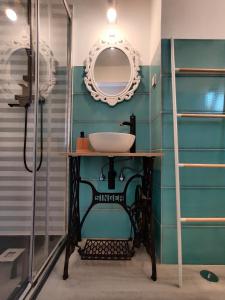 uma casa de banho com um lavatório e um espelho em Largo A2 em Alcácer do Sal