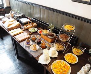 una línea de buffet con varios alimentos en una mesa en St Christopher's The Inn - London Bridge en Londres