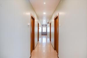 um corredor de um corredor hospitalar com portas de madeira em FabHotel Lio7 Grand em Hyderabad