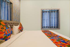 1 dormitorio con cama y ventana en FabHotel Lio7 Grand en Hyderabad