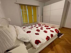 Tempat tidur dalam kamar di Appartement élégant & ensoleillé