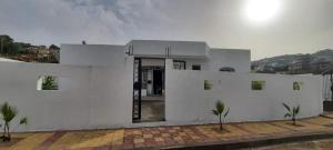 a white house with an open door on a building at Villa Vue sur Mer in Tabarka