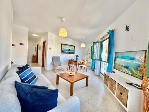 un soggiorno con un divano e un tavolo di Las Caletas Beach House a Candelaria