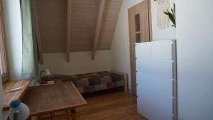 een kleine kamer met een bureau en een bed bij Domek w Lasówce in Lasowka