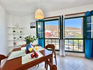 una sala da pranzo con tavolo e 2 bicchieri di vino di Las Caletas Beach House a Candelaria