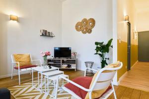 Et tv og/eller underholdning på Charming flats on the Grand Boulevard