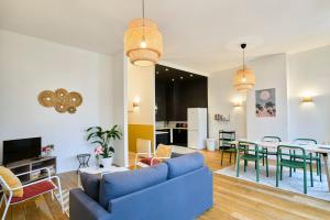 Et tv og/eller underholdning på Charming flats on the Grand Boulevard