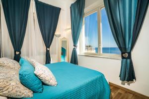 Postel nebo postele na pokoji v ubytování MarLove Sea View Only Rooms Spiaggia Privata + 37 fotografií