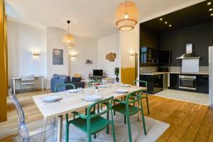 Køkken eller tekøkken på Charming flats on the Grand Boulevard + 32 billeder