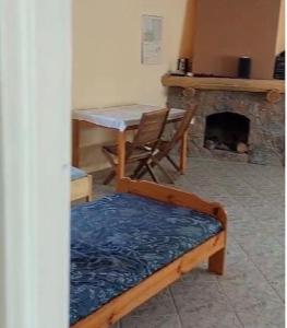 ein Wohnzimmer mit einem Tisch und einem Kamin in der Unterkunft Domek w pięknej okolicy 