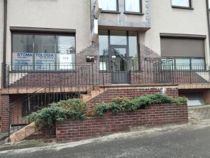 un bâtiment avec un escalier en briques devant un bâtiment dans l'établissement Apartament dla par, à Olesno